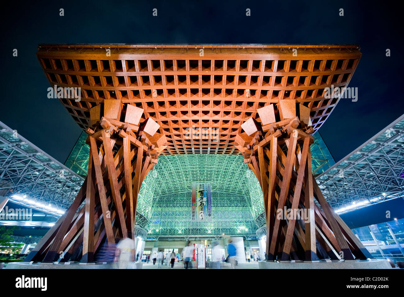 Il Tsuzumi (tamburo) Gate a Stazione di Kanazawa al crepuscolo Foto Stock