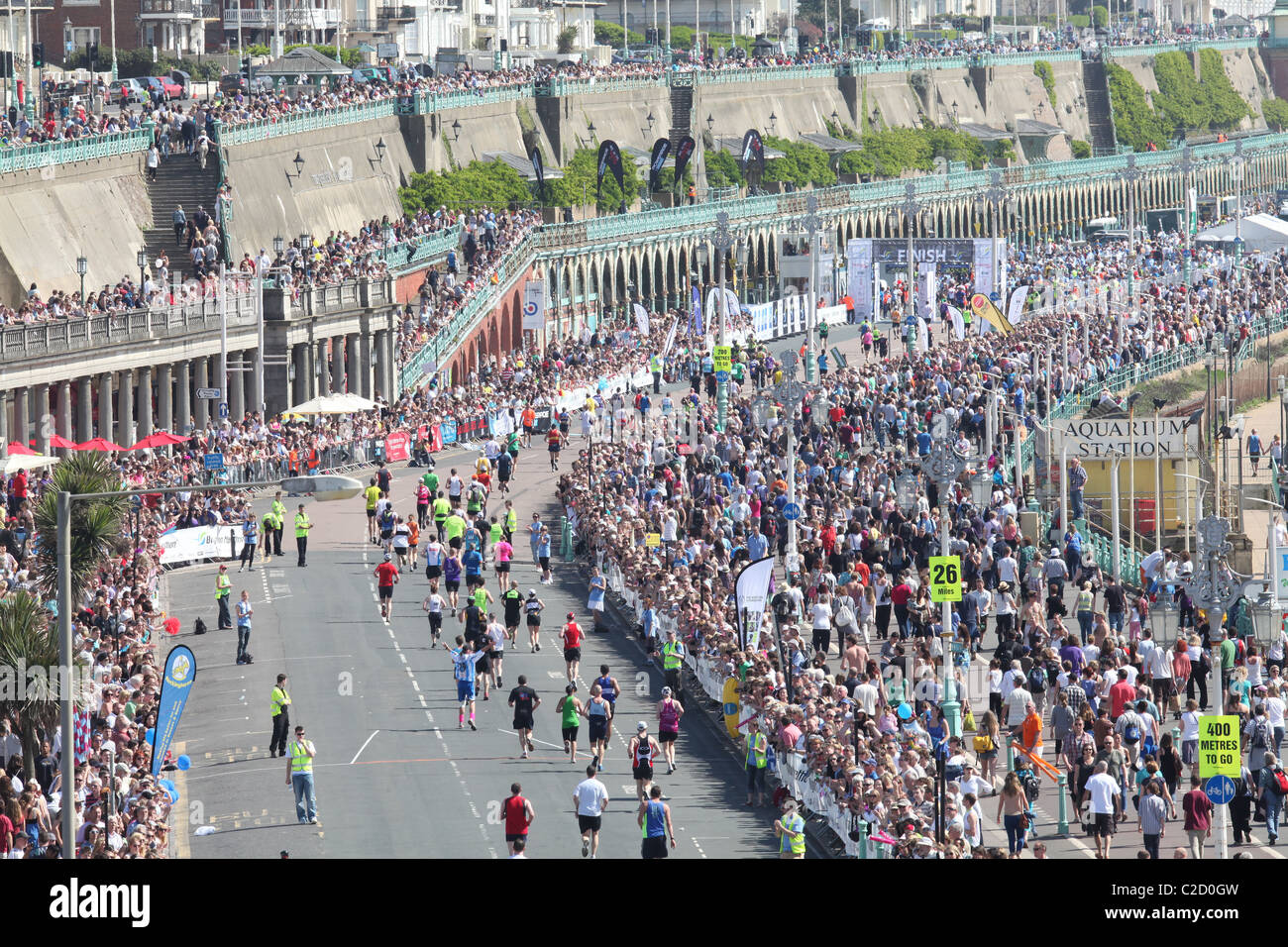 Vista generale di Brighton Seafront durante la maratona di Brighton 2011. Foto di James Boardman Foto Stock