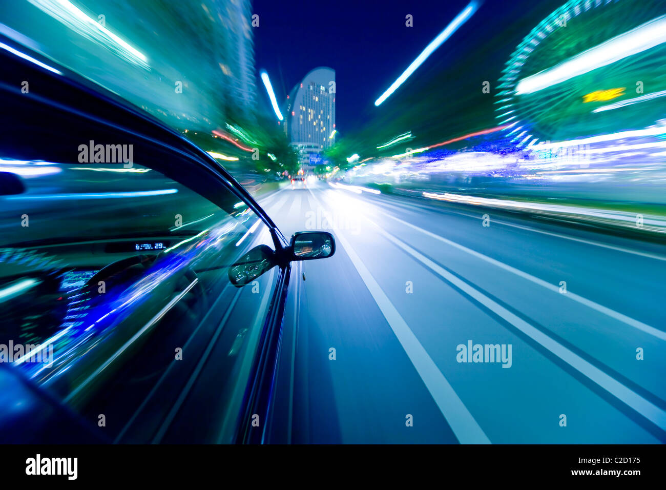 La macchina si muove a grande velocità alla notte Foto Stock