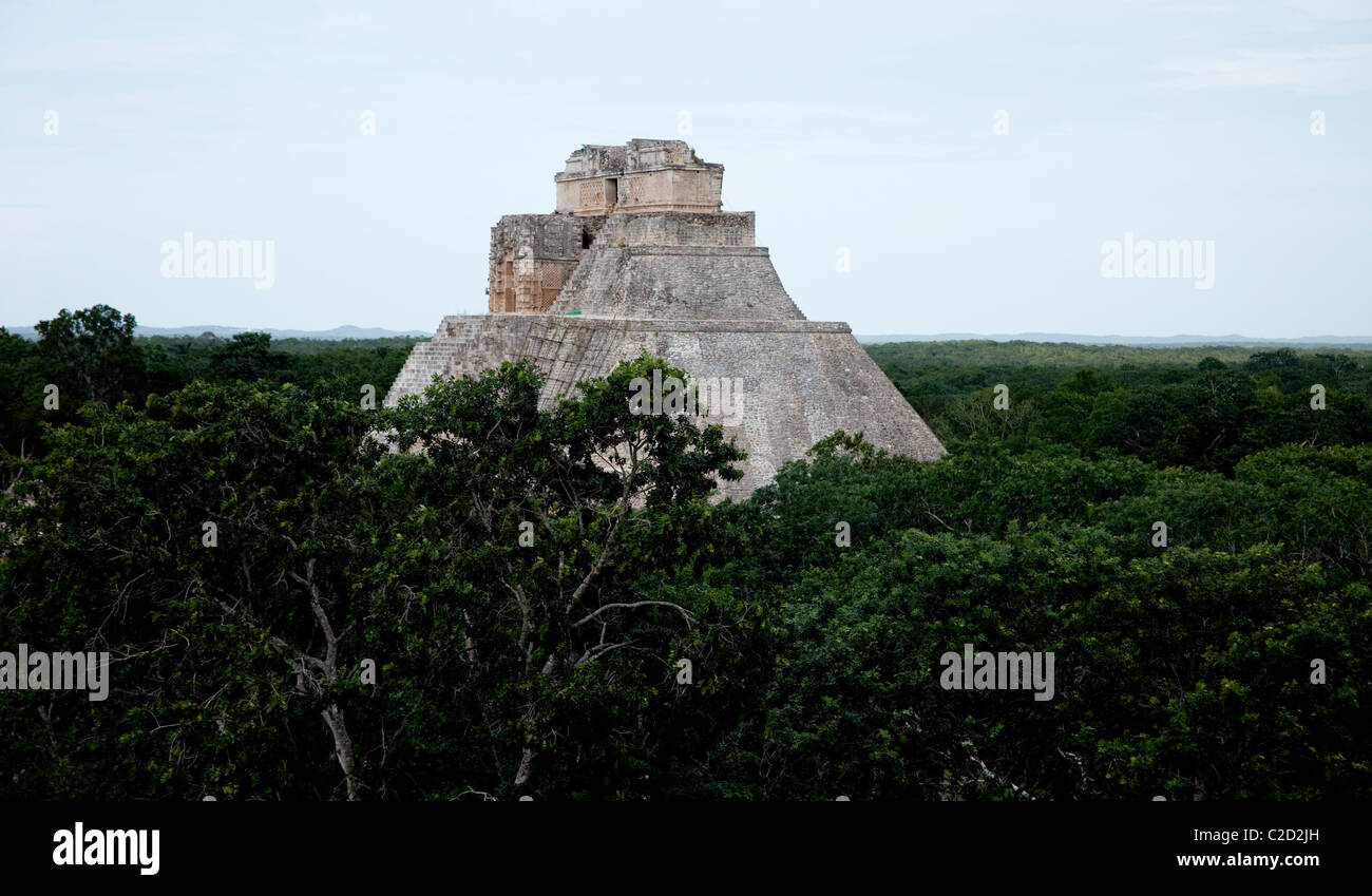 Il mago piramide di Uxmal, Yucatan, Messico Foto Stock