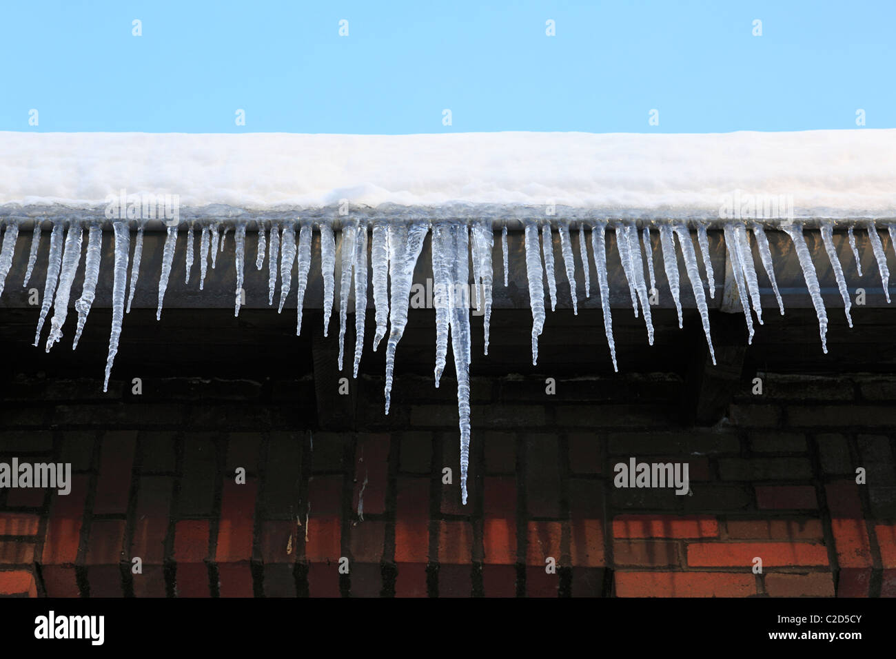 Meteo, inverno severo, freddezza, ghiaccio, ghiaccioli a una sul tetto e il rischio di incidenti, D-Oberhausen, D-Oberhausen-Sterkrade, Basso Reno, la zona della Ruhr, Renania settentrionale-Vestfalia, NRW Foto Stock