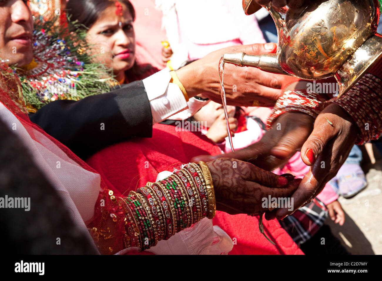 In prossimità di una donna mano con henna tattoo e molti indiani tradizionali braccialetti. Il Nepal, Asia Foto Stock