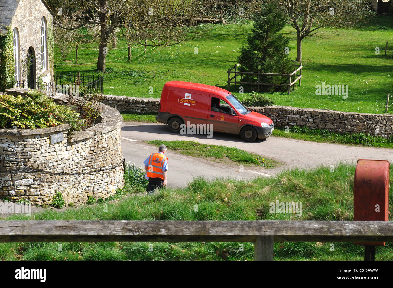 Portalettere e mail van in Duntisbourne Abbots village, Gloucestershire, England, Regno Unito Foto Stock