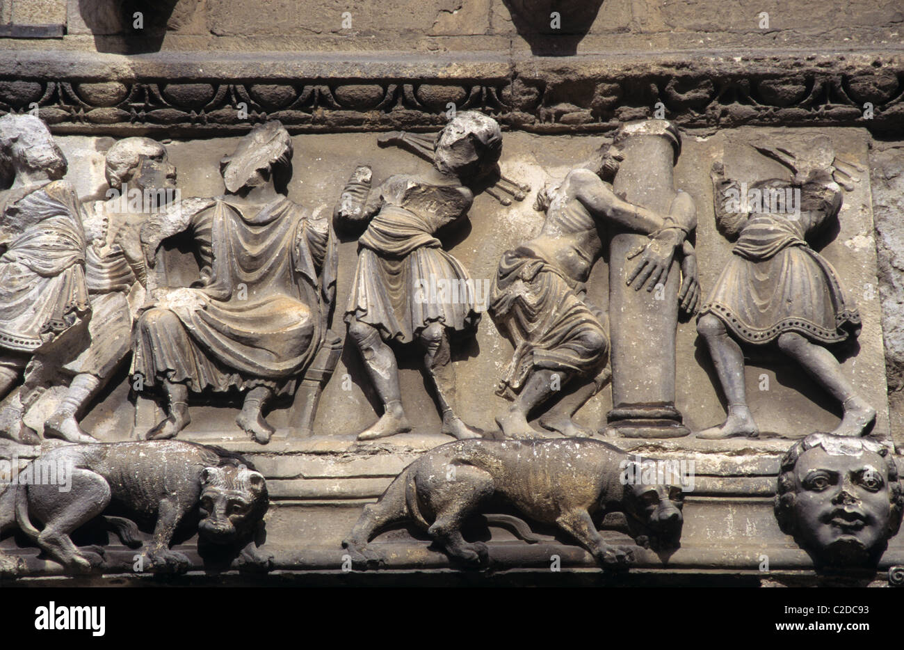 Carving in pietra romanica o Bas-Relief Flagellation, frusta o punizione scena, facciata ovest di Saint Gilles Chiesa Abbazia c12th Gard Francia Foto Stock