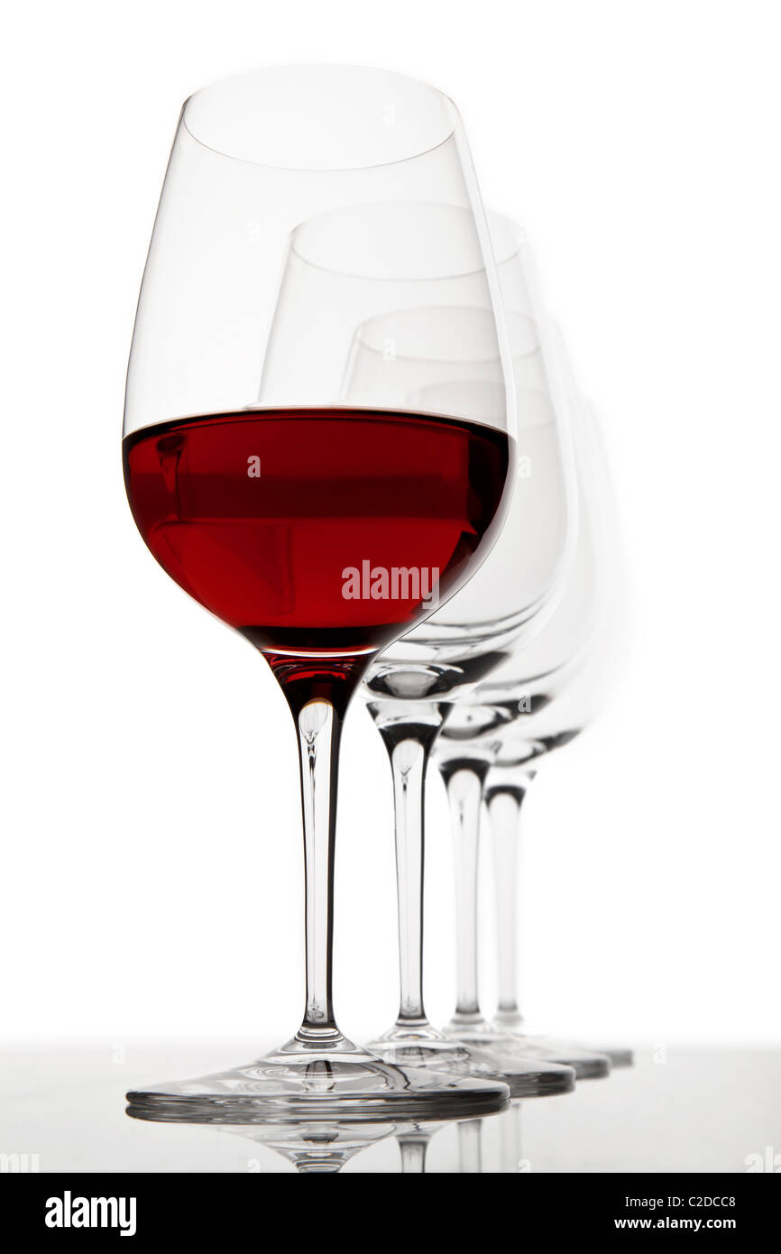 Una fila di quattro bicchieri di vino e per la prima volta il riempito di vino rosso Foto Stock