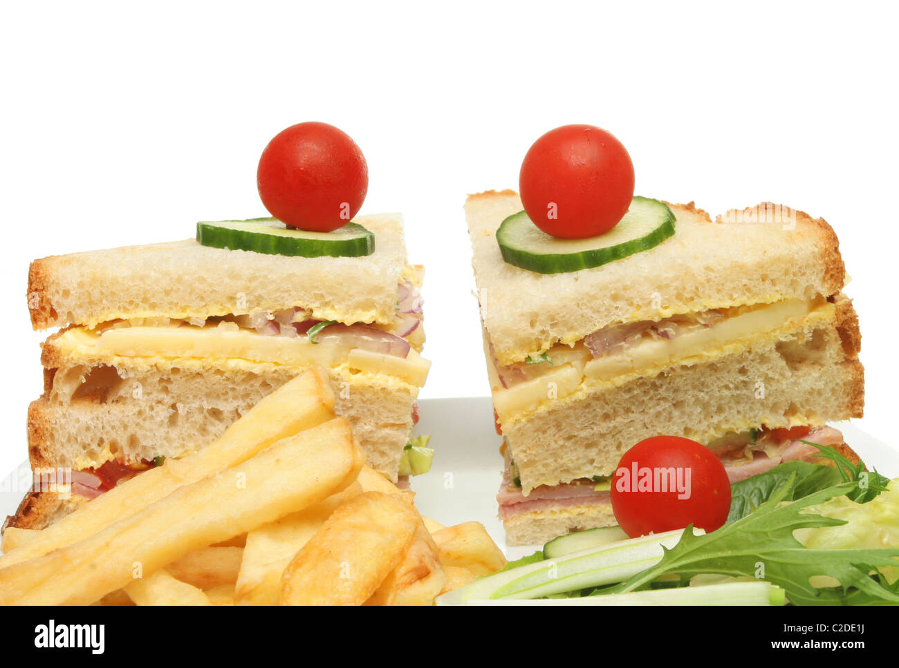 Primo piano di un club sandwich con insalata e patate fritte Foto Stock