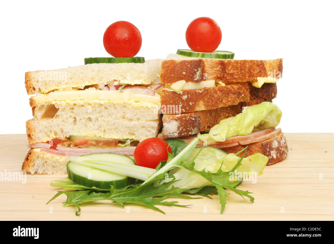 Club sandwich con insalata su una tavola di legno Foto Stock