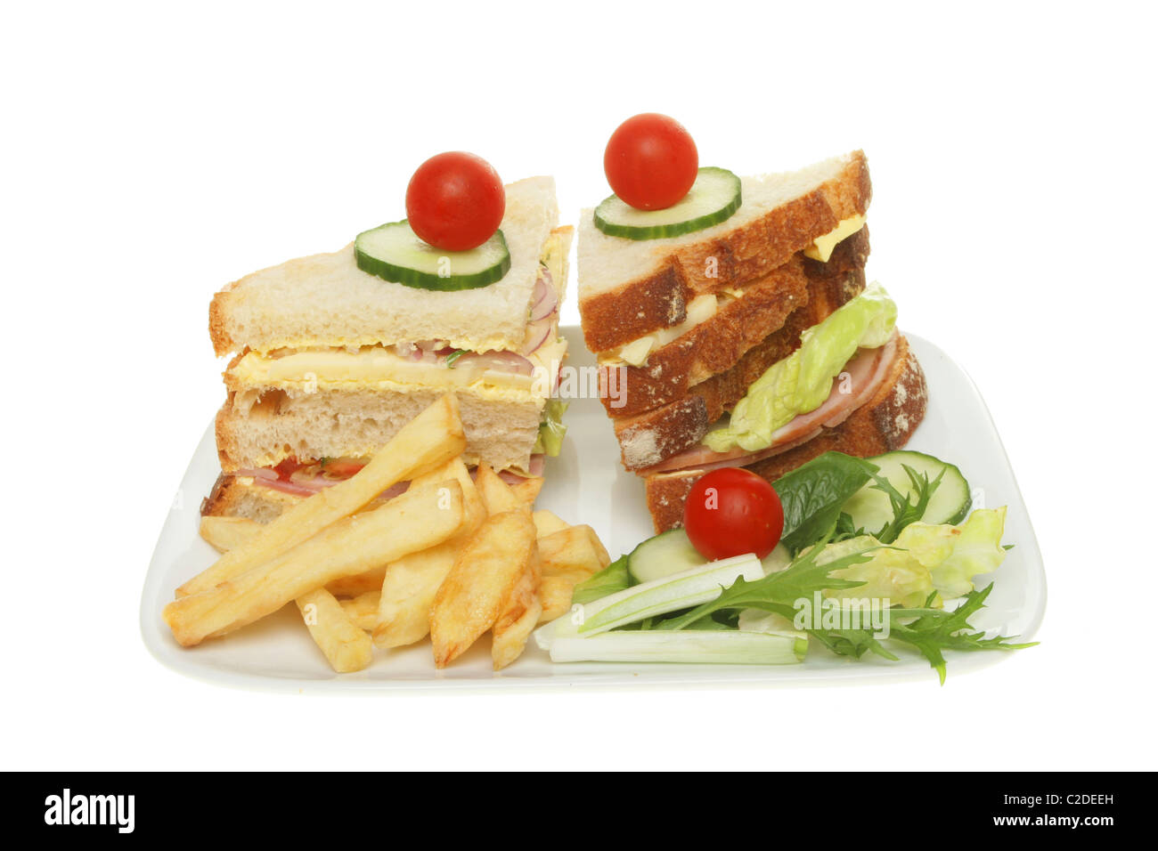 Club sandwich,patate fritte e insalata su una piastra Foto Stock