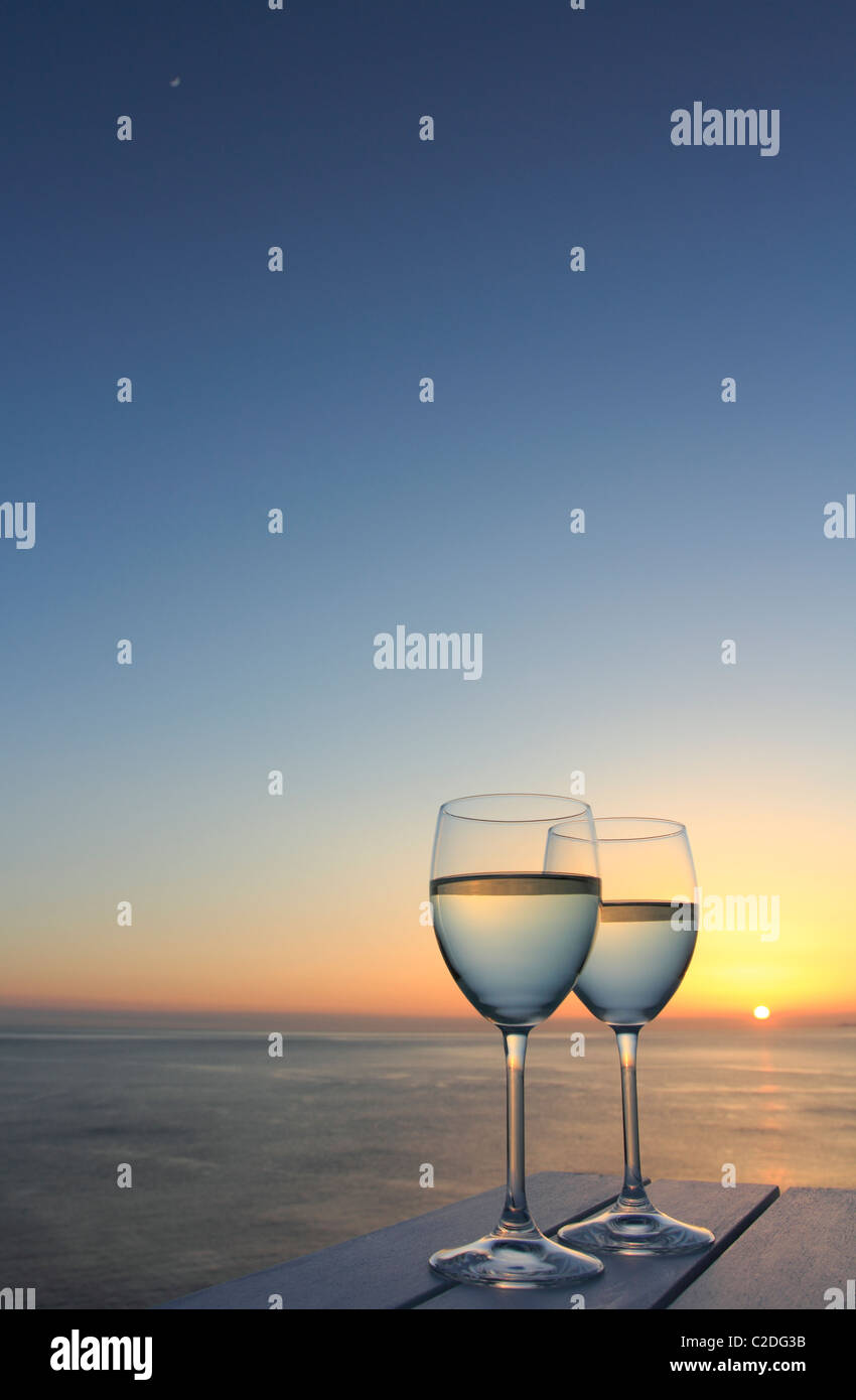 Due bicchieri di vino dall'oceano Foto Stock