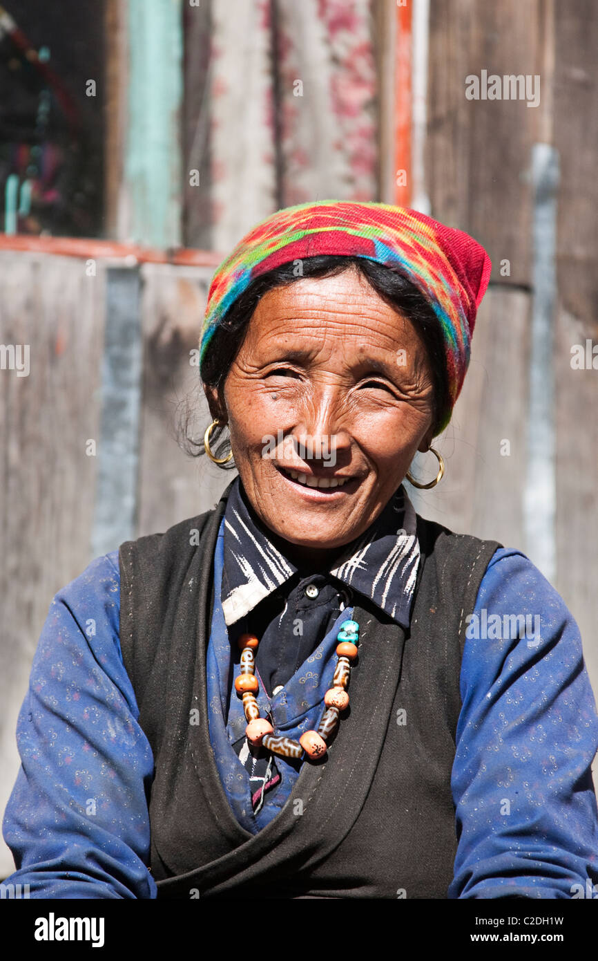 Il nepalese che pongono la donna vestiti in abiti tradizionali. Il Nepal, Asia Foto Stock