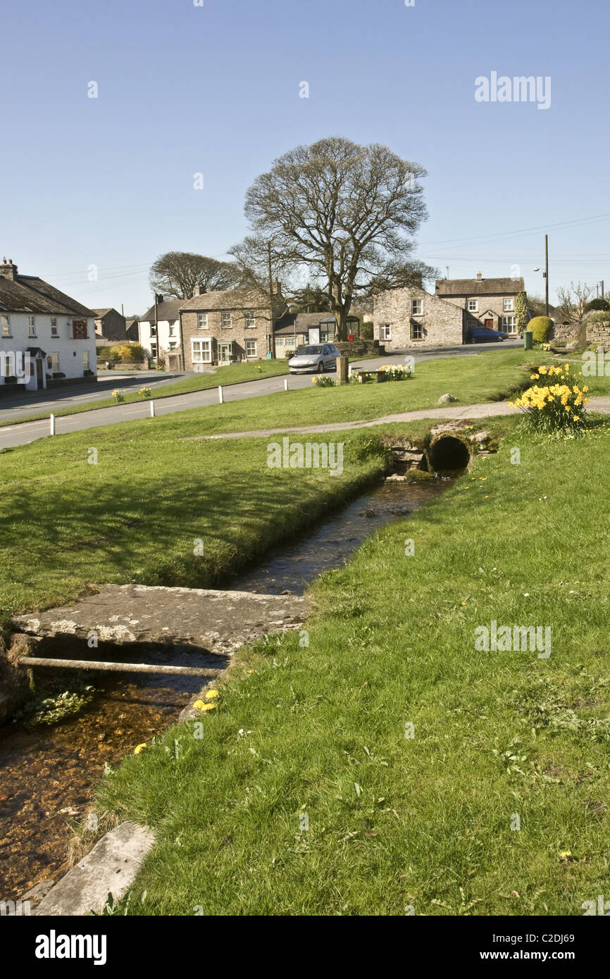 Bellerby villaggio vicino Leyburn, Wensleydale. Un angolo di verde villaggio in primavera. North Yorkshire Foto Stock