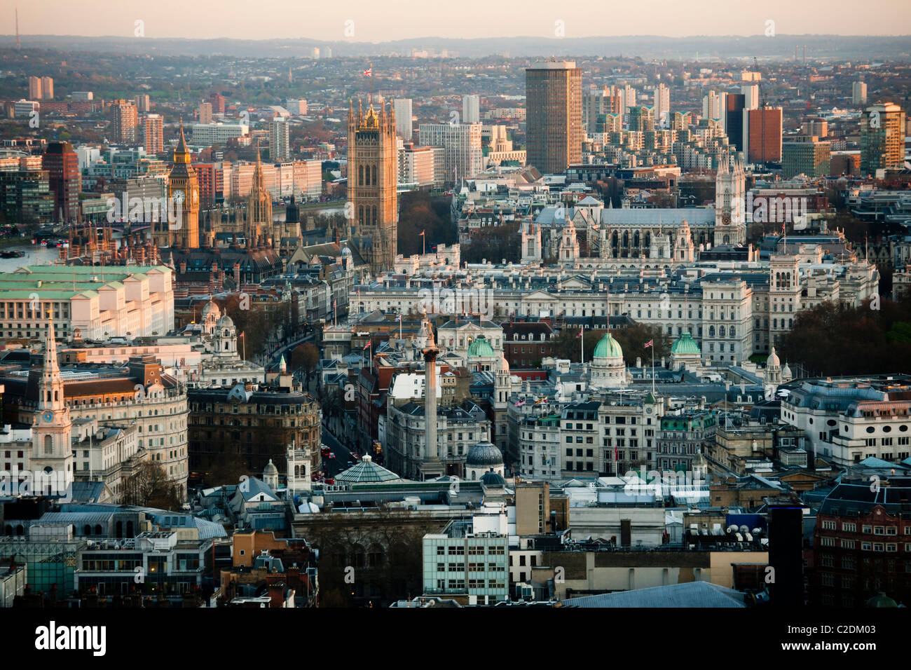 Il Parlamento, Whitehall, Trafalgar Square e Nelson è una colonna vista aerea Foto Stock