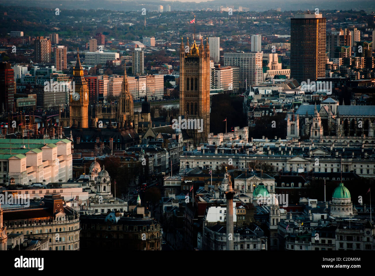 Il Parlamento, Whitehall, Trafalgar Square e Nelson è una colonna vista aerea Foto Stock