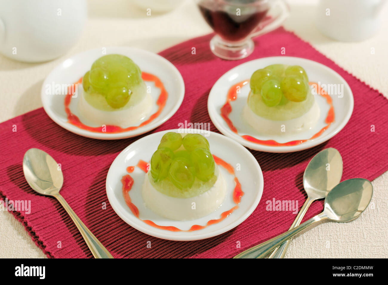 Panna cotta con gelatina di uva. Ricetta disponibile. Foto Stock
