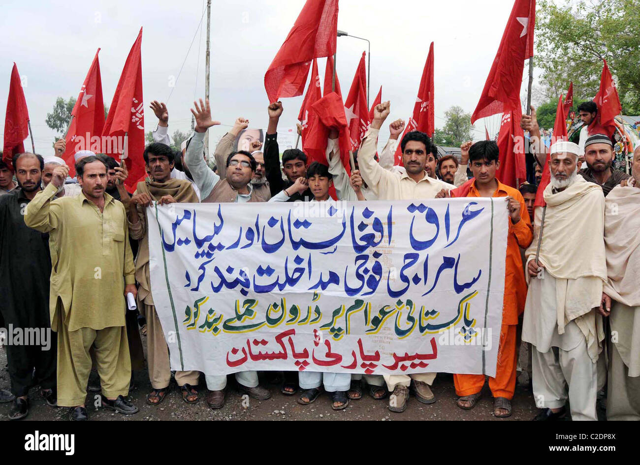I sostenitori del partito laburista (LPP) chant slogan contro interferenze militari in Iraq, Libia, Afghanistan e attacchi drone Foto Stock