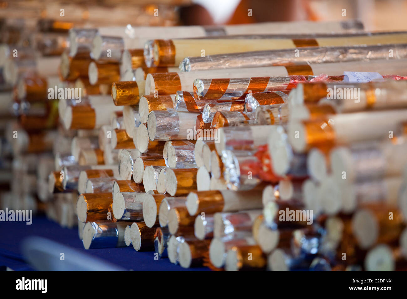 La gente compra questo legno per il grande monaco Krubakumbun Paphakaro cremazione del funerale di carburante, in Wat Nasang, Lampang, Thailandia Foto Stock
