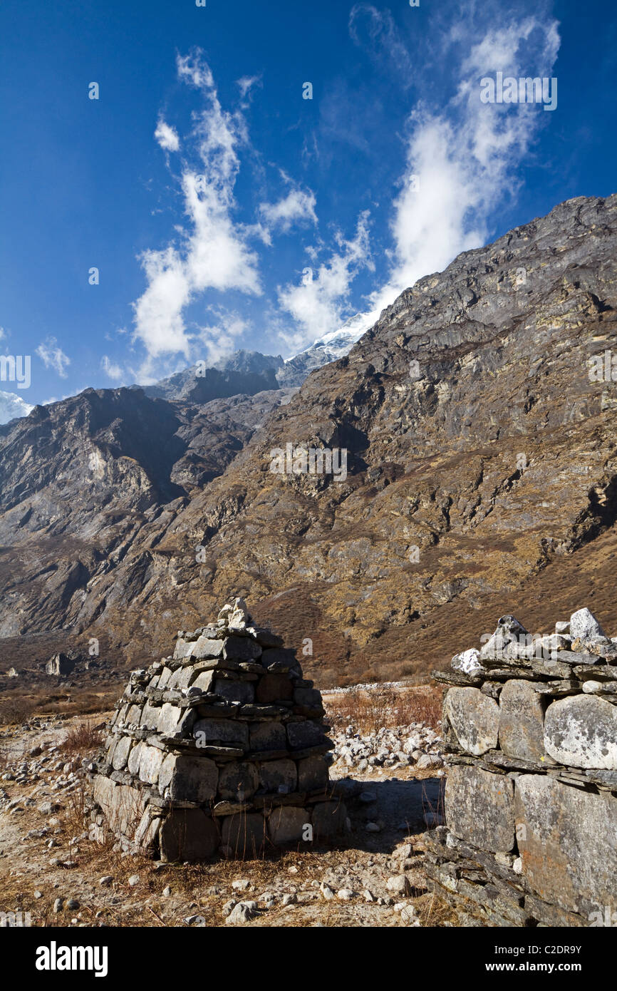 Muro di pietra con il mantra iscrizione. Langtang Trekking. Himalaya, Nepal. Asia Foto Stock