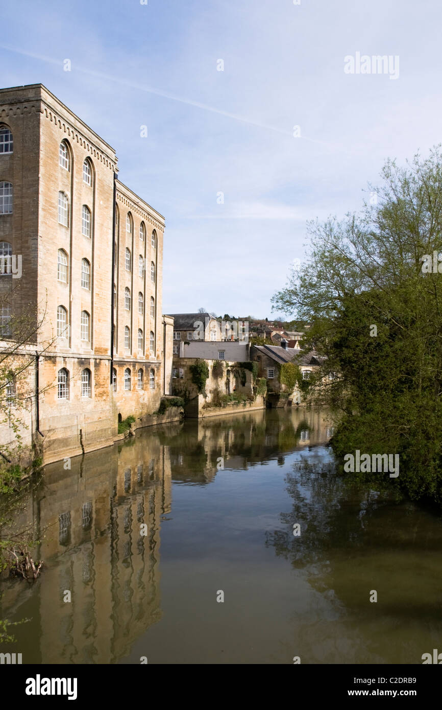 Il fiume Avon a Bradford-on-Avon Wiltshire, Inghilterra REGNO UNITO Foto Stock