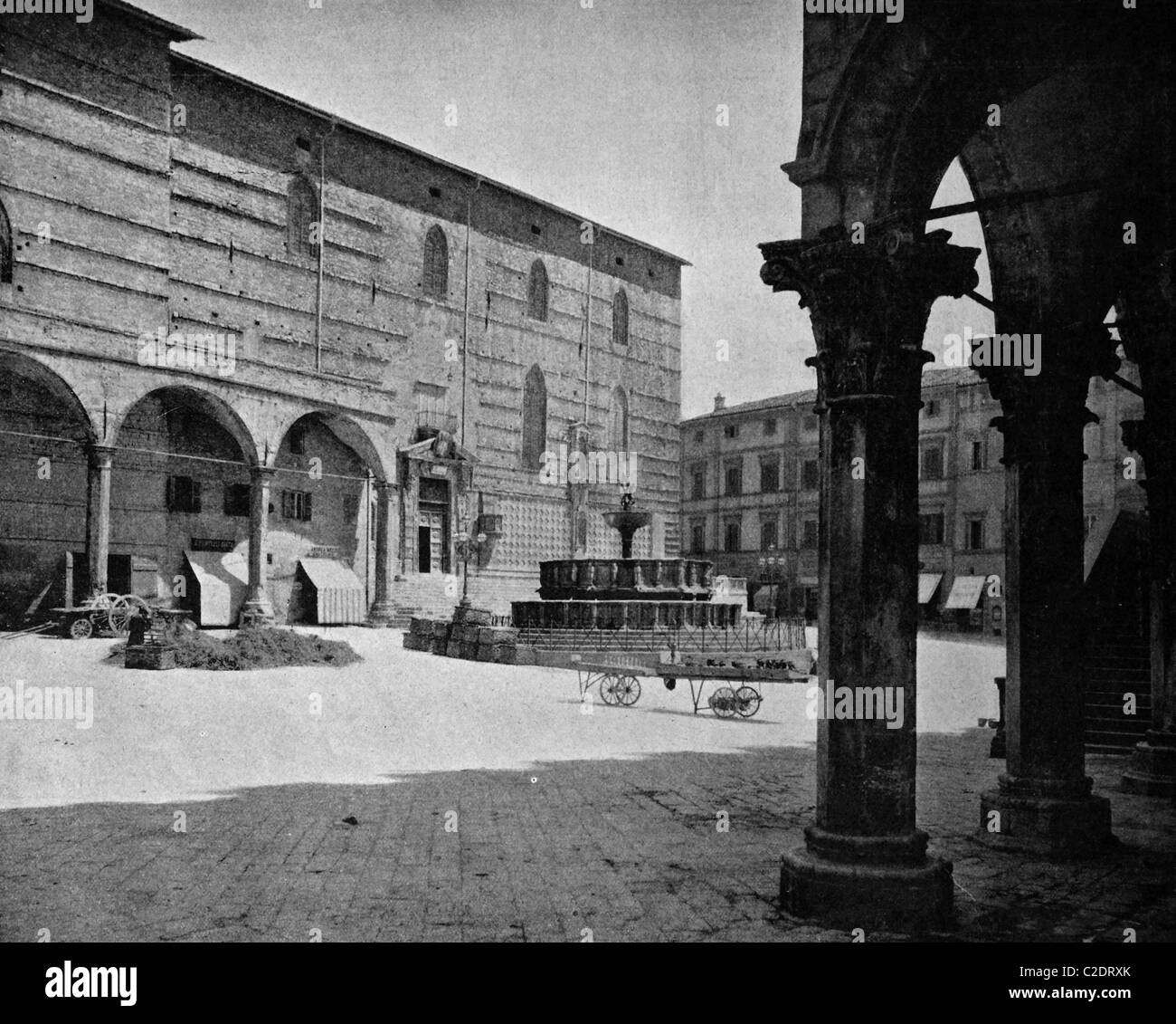 Una delle prime stampe di Autotype, Place du Municipe square, fotografia storica, 1884, Perugia, Italia, EuropeOne del primo AU Foto Stock