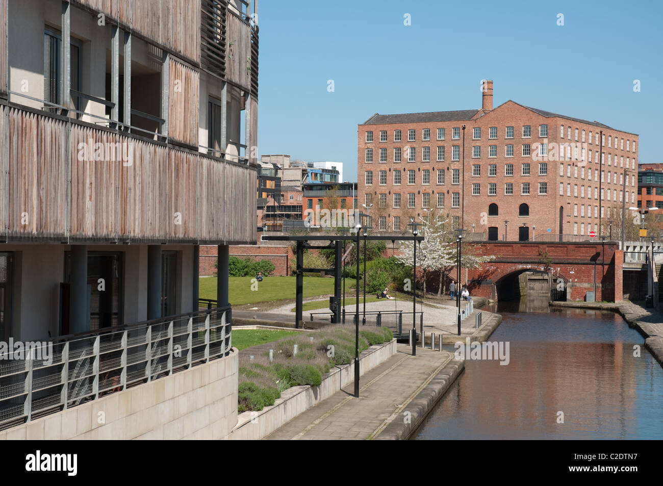 Appartamenti Nuovi e ricondizionati magazzino sulle rive del Rochdale canal,parte del bacino di Piccadilly sviluppo, Manchester Foto Stock