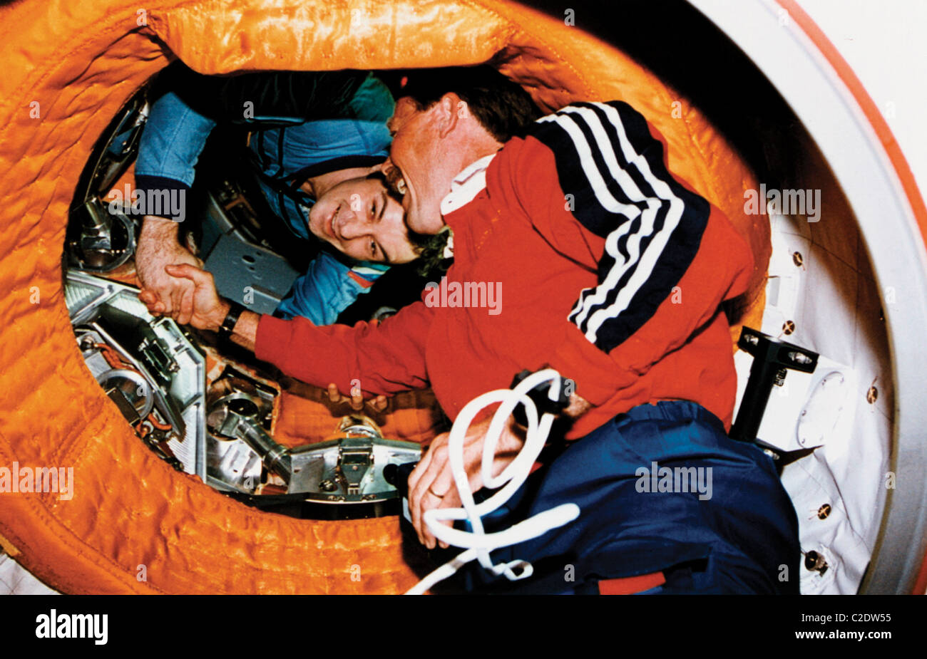 Robert Gibson stringono le mani con Vladimir Dezhurov Foto Stock