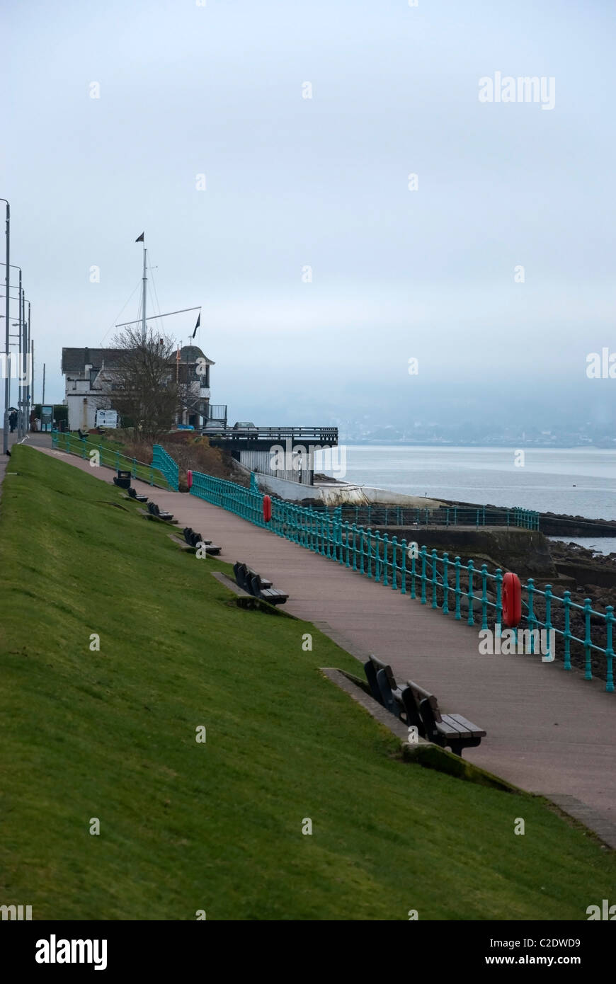 La Promenade a Gourock guardando verso il Royal Gourock Yacht Club Clubhouse Ashton Gourock Inverclyde Scotland Regno Unito Regno Unito Foto Stock