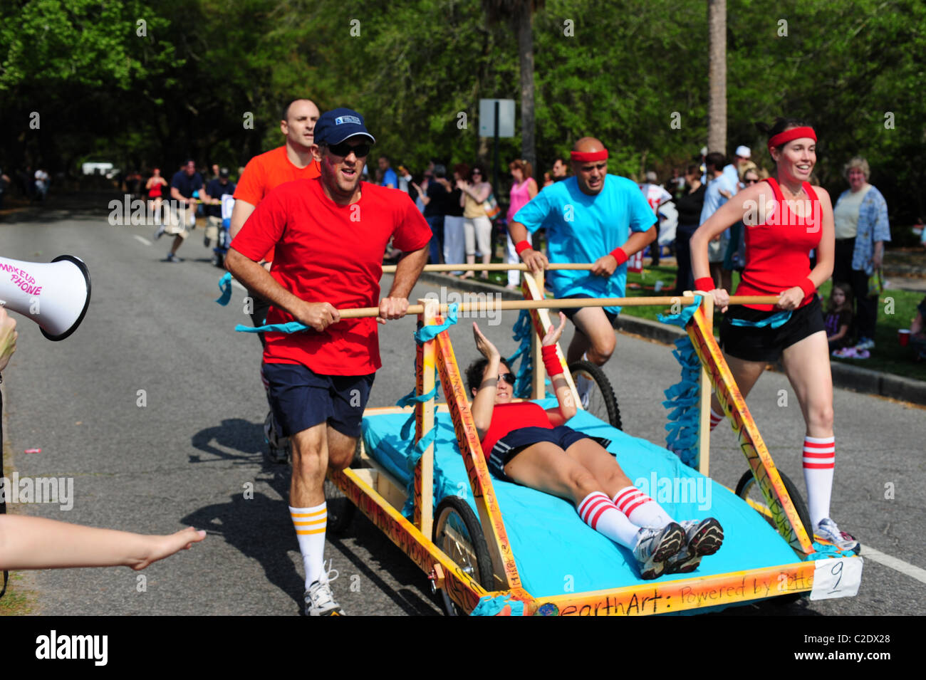 Bed Racer team si muove rapidamente al traguardo in gara per la carità Foto Stock