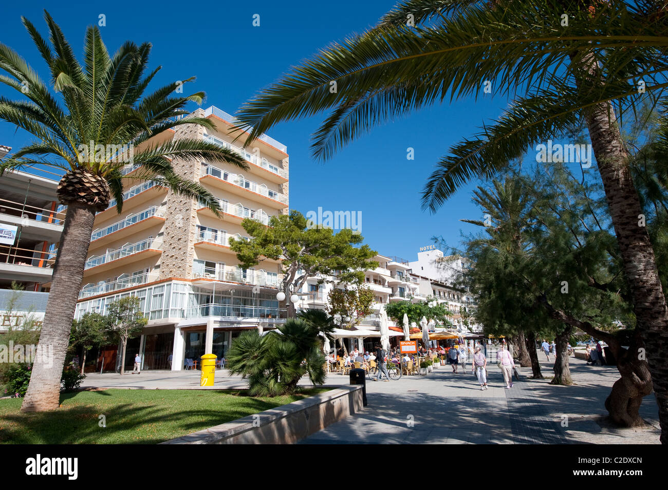 I turisti che vogliono visitare la bella vacanza spagnola resort di Puerto Pollensa. Foto Stock