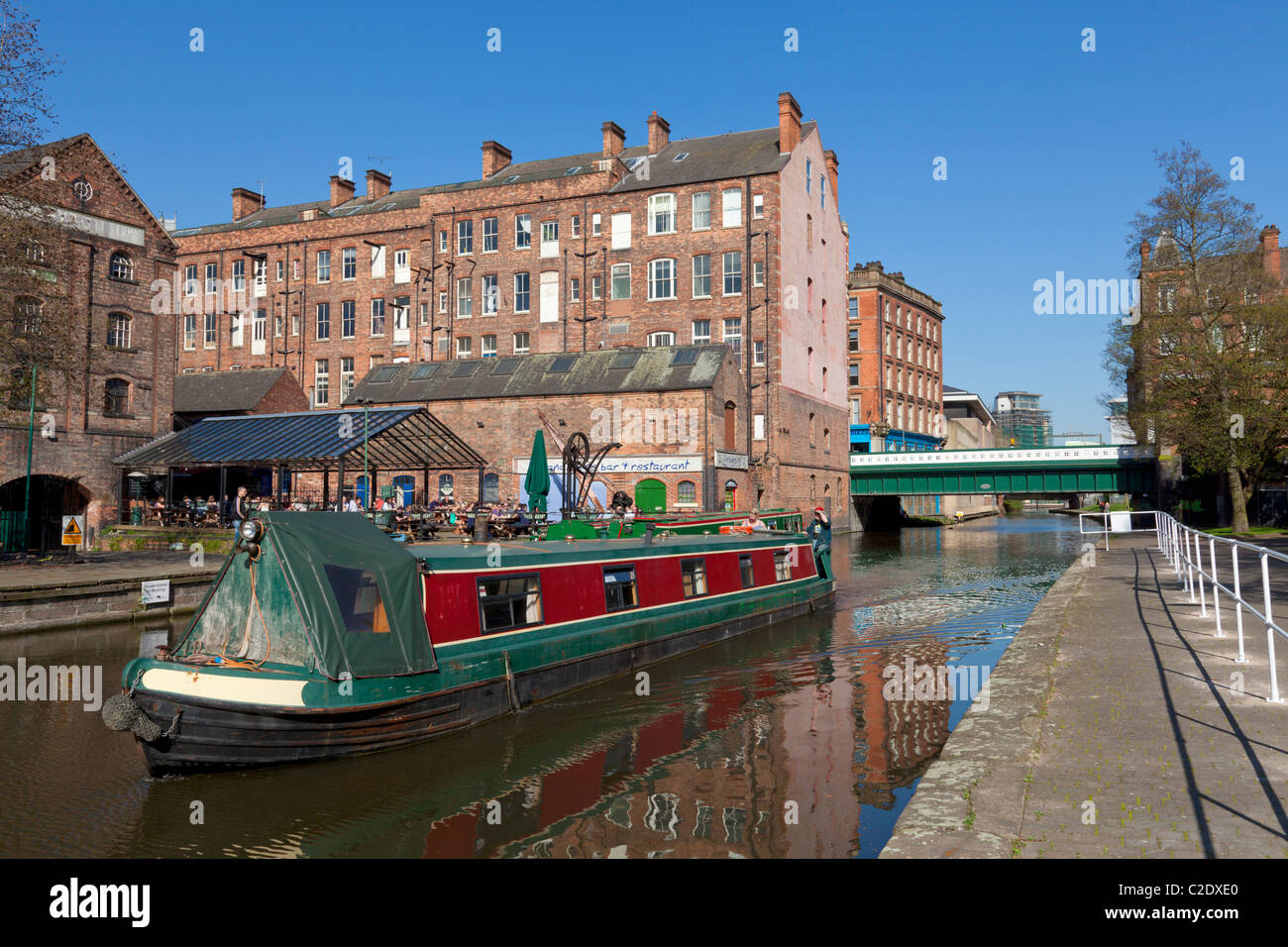 Chiatta o barca stretta sul Nottingham canal passando magazzini convertito nel centro della città di Nottingham REGNO UNITO Inghilterra GB EU Europe Foto Stock