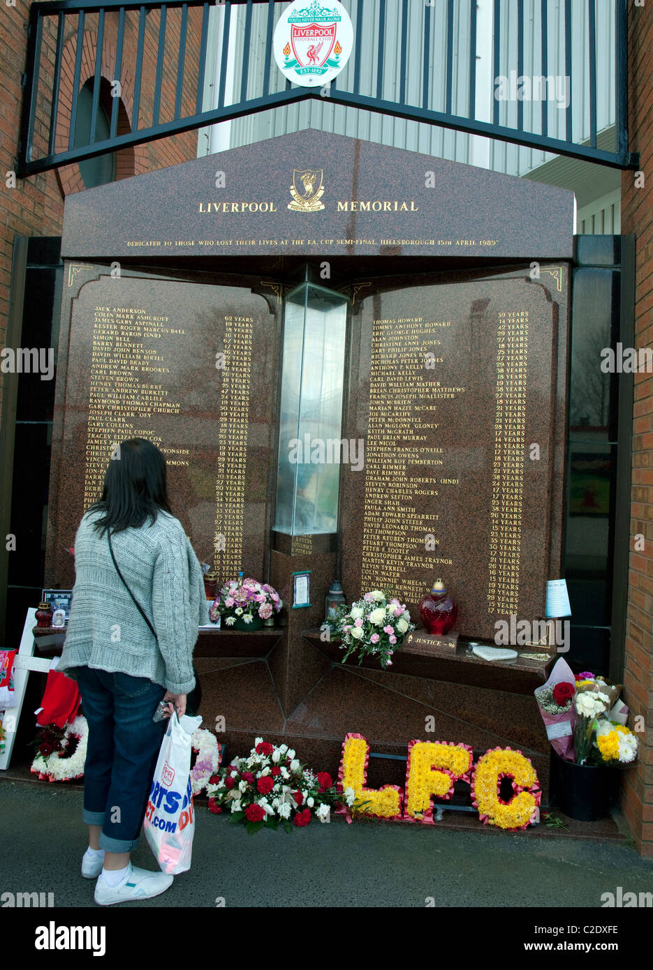 Liverpool FC football Stadium, Inghilterra: Hillsborough disaster memorial Foto Stock