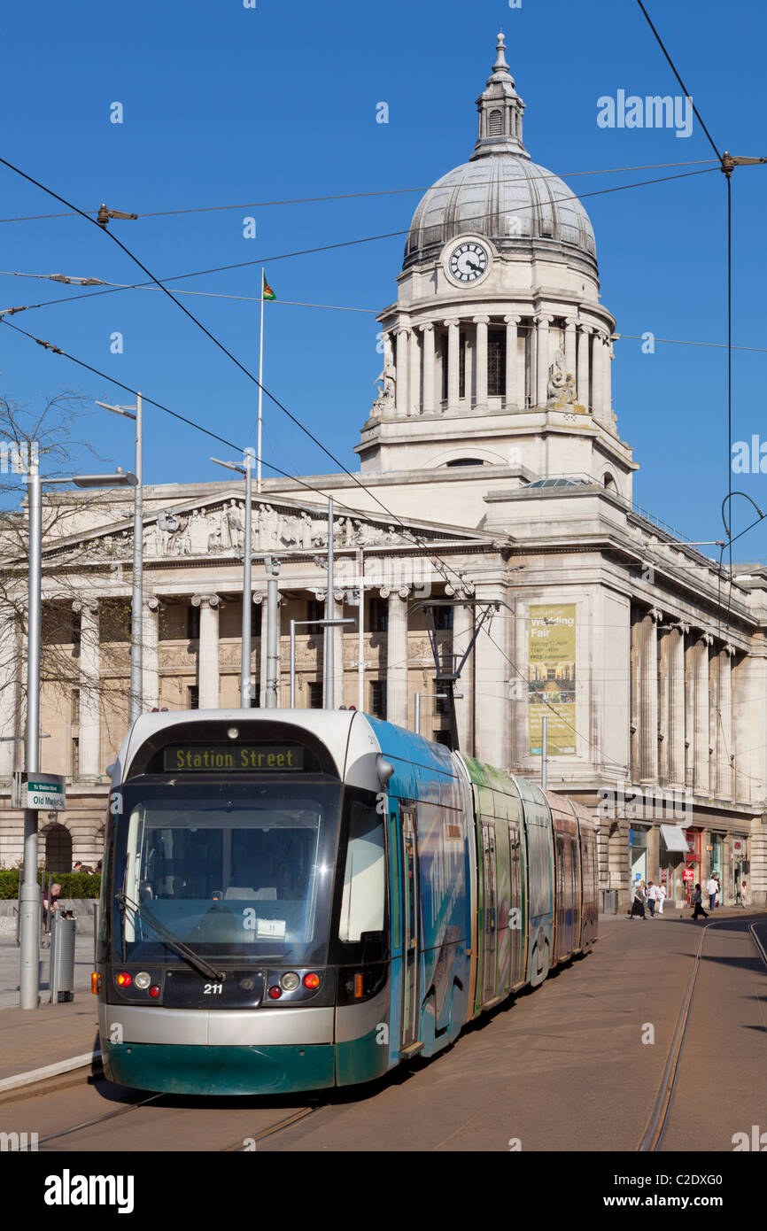 Nottingham il tram in Piazza del Mercato Vecchio di fronte alla casa Consiglio Nottingham City Centre Inghilterra UK GB EU Europe Foto Stock