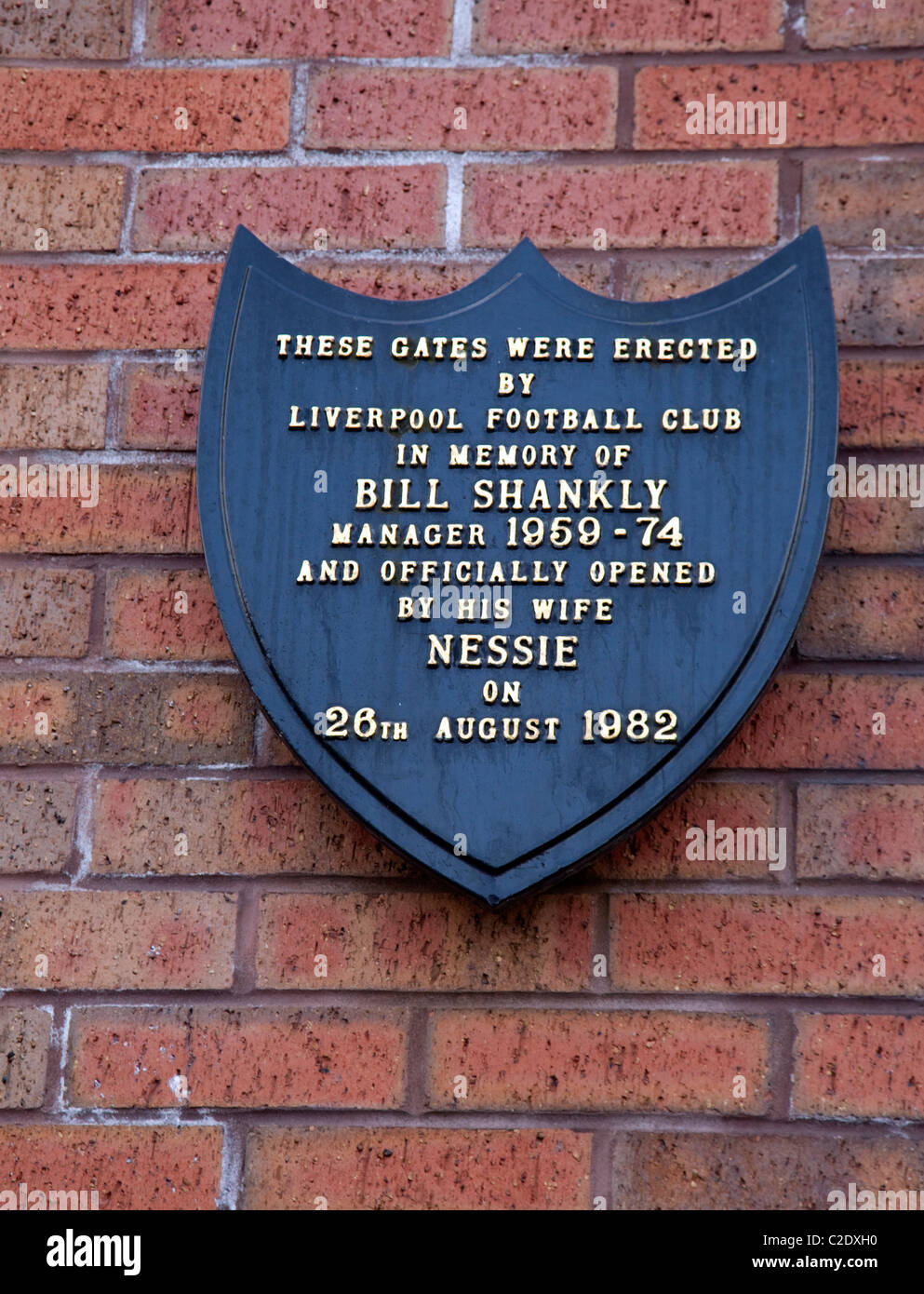 Liverpool FC football Stadium, Inghilterra: Bill Shankly memorial scudo dalle sue porte Foto Stock
