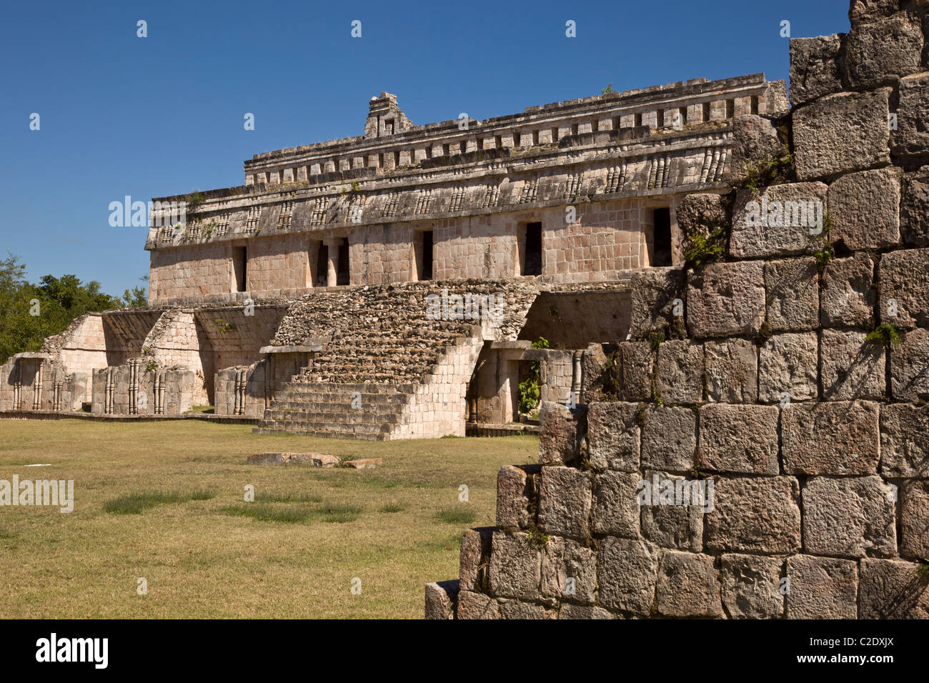 El Palacio o il palazzo in stile Puuc rovine Maya di Kabah lungo la rotta Puuc nella penisola dello Yucatan, Messico. Foto Stock