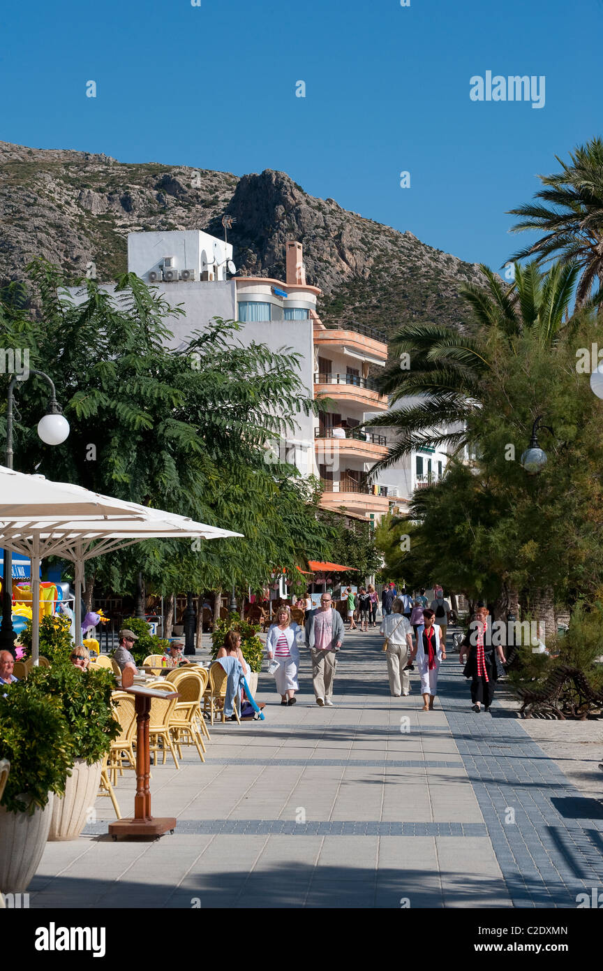 I turisti che vogliono visitare la bella vacanza spagnola resort di Puerto Pollensa. Foto Stock