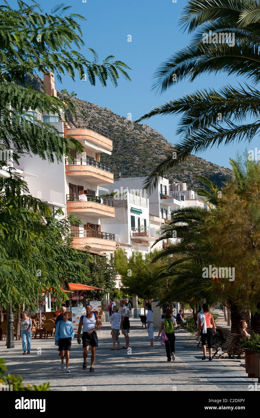 I turisti che vogliono visitare la bella vacanza spagnola resort di Puerto Pollensa. Foto Stock