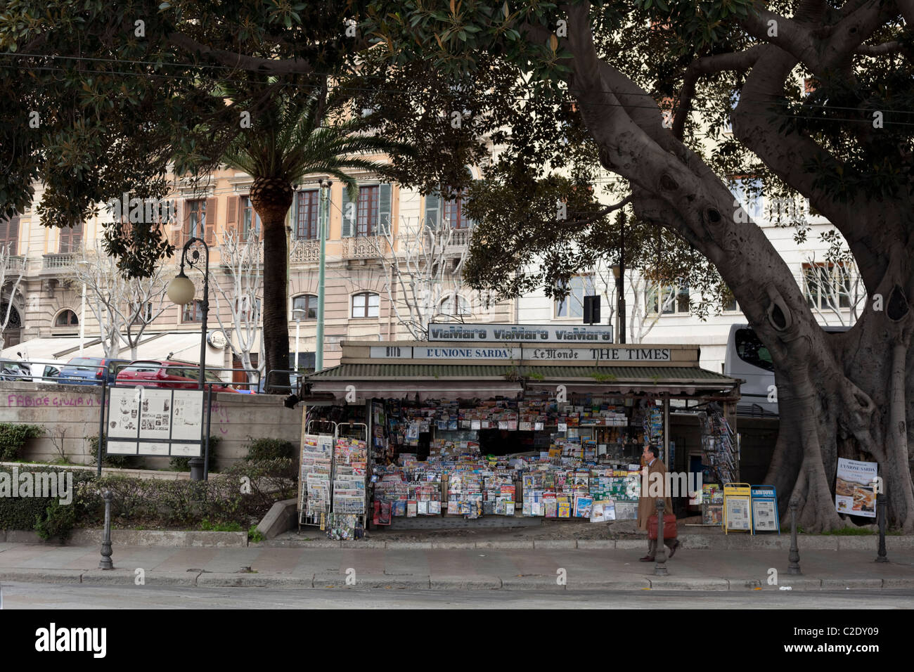 Edicola dalla Via Roma in Cagliari città in Sardegna. Foto Stock