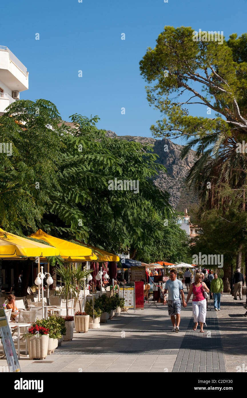 I turisti che vogliono visitare la bella vacanza spagnola resort di Puerto Pollensa. Foto Stock