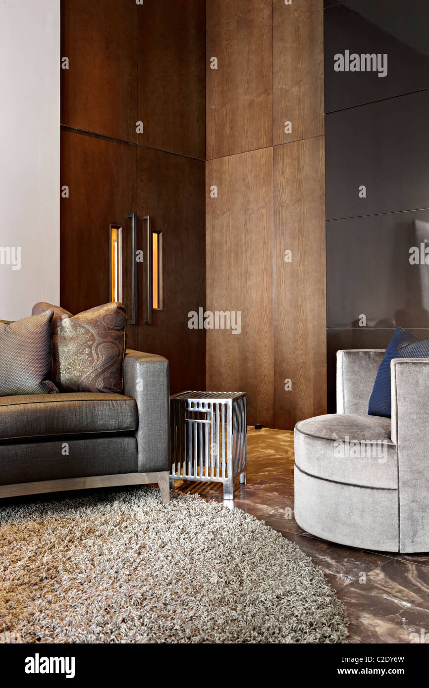 Neutro moderno salotto con poltrona davanti al camino in metallo Foto stock  - Alamy