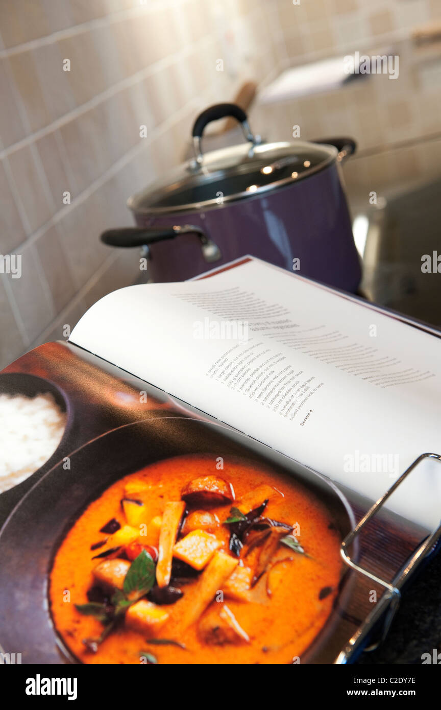 Close up di aprire un libro di ricette in cucina. Foto Stock
