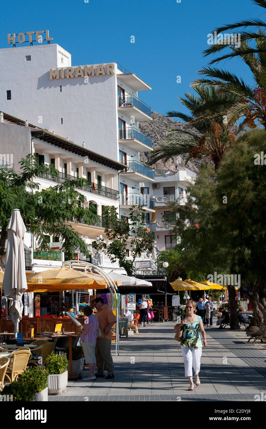 I turisti che visitano la vacanza spagnola resort di Puerto Pollensa. Foto Stock