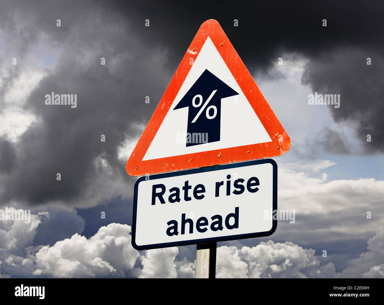 Concetto finanziario di avvertimento del tasso d'interesse salire davanti - futuro segno, England Regno Unito Foto Stock