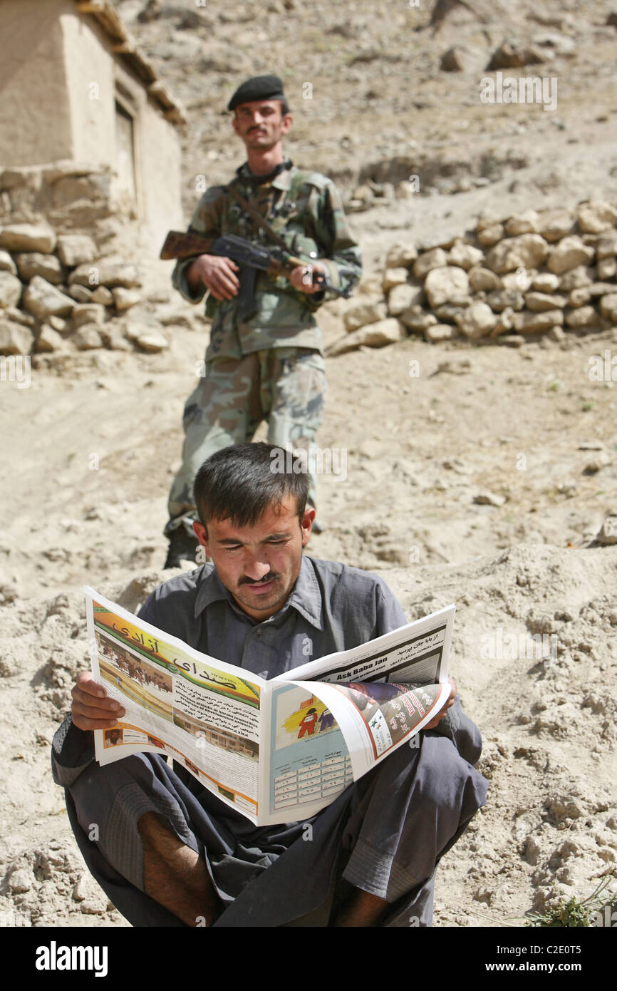 Un uomo locale leggendo un giornale, Feyzabad, Afghanistan Foto Stock