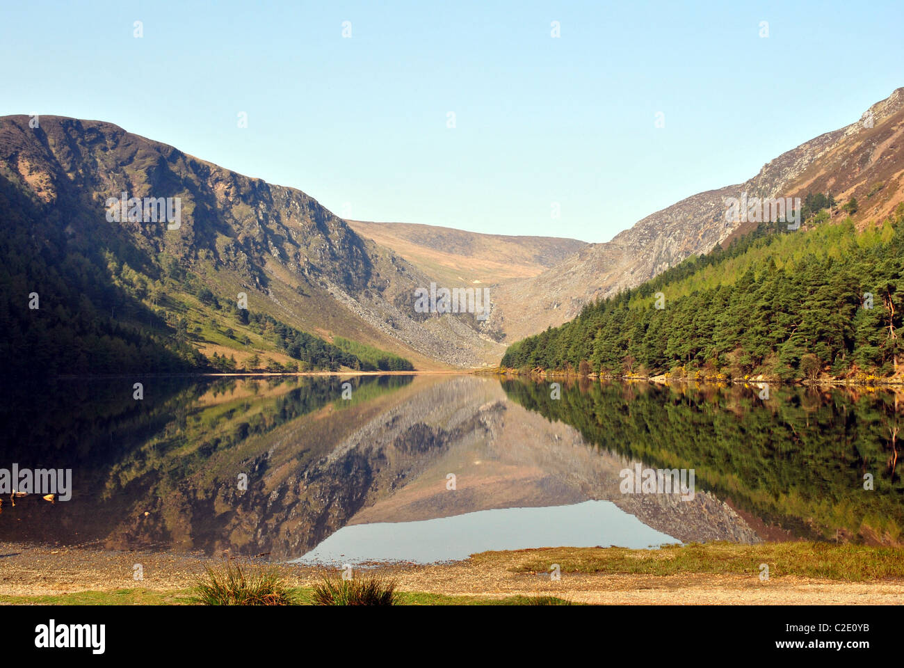 Bella riflessioni sul lago a Glendalough County Wicklow Irlanda Foto Stock