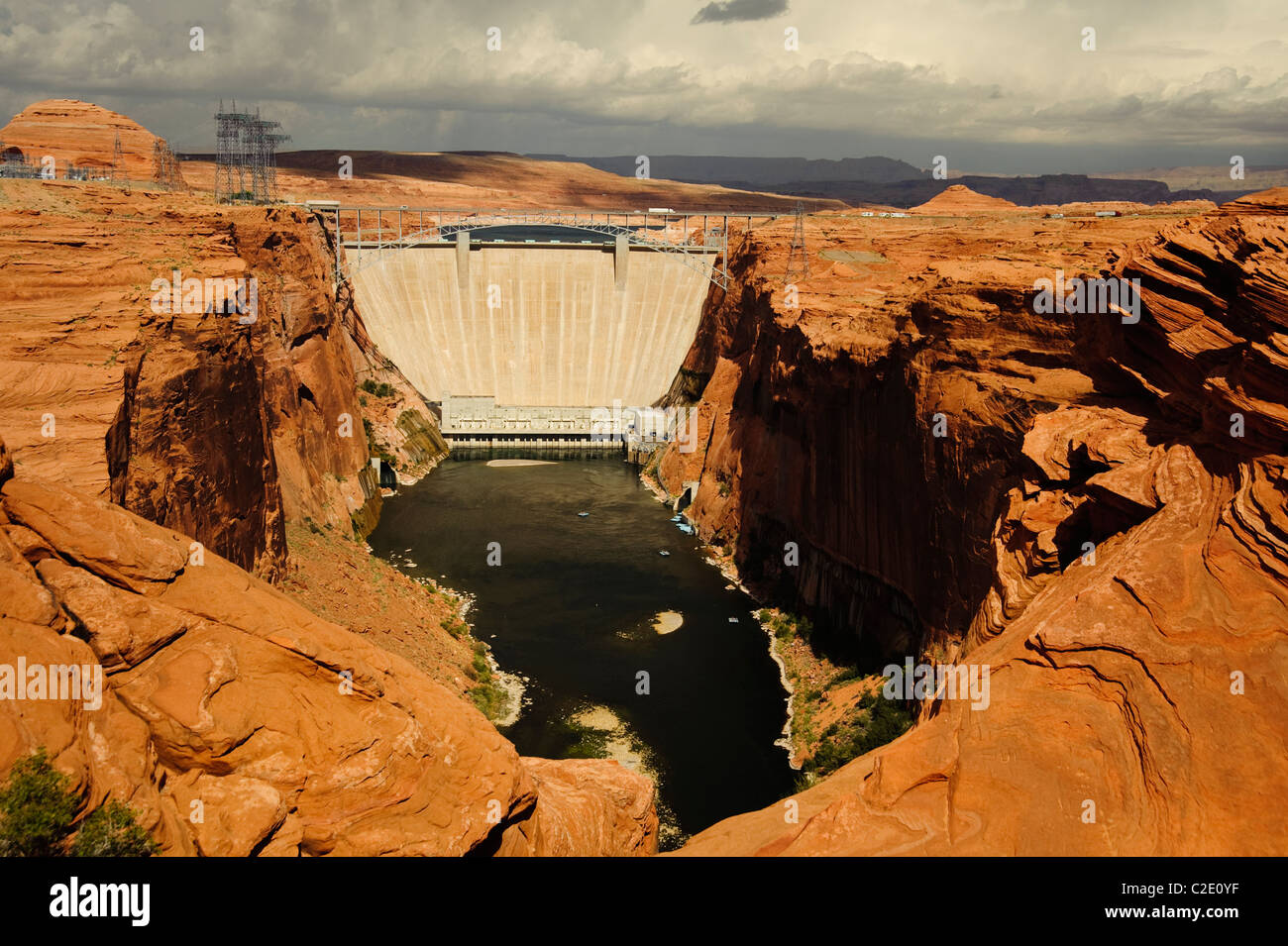 Glen Canyon Dam alla base del Lago Powell. Mostra la diga del Fiume Colorado sotto la diga e lago Powell dietro la diga Foto Stock