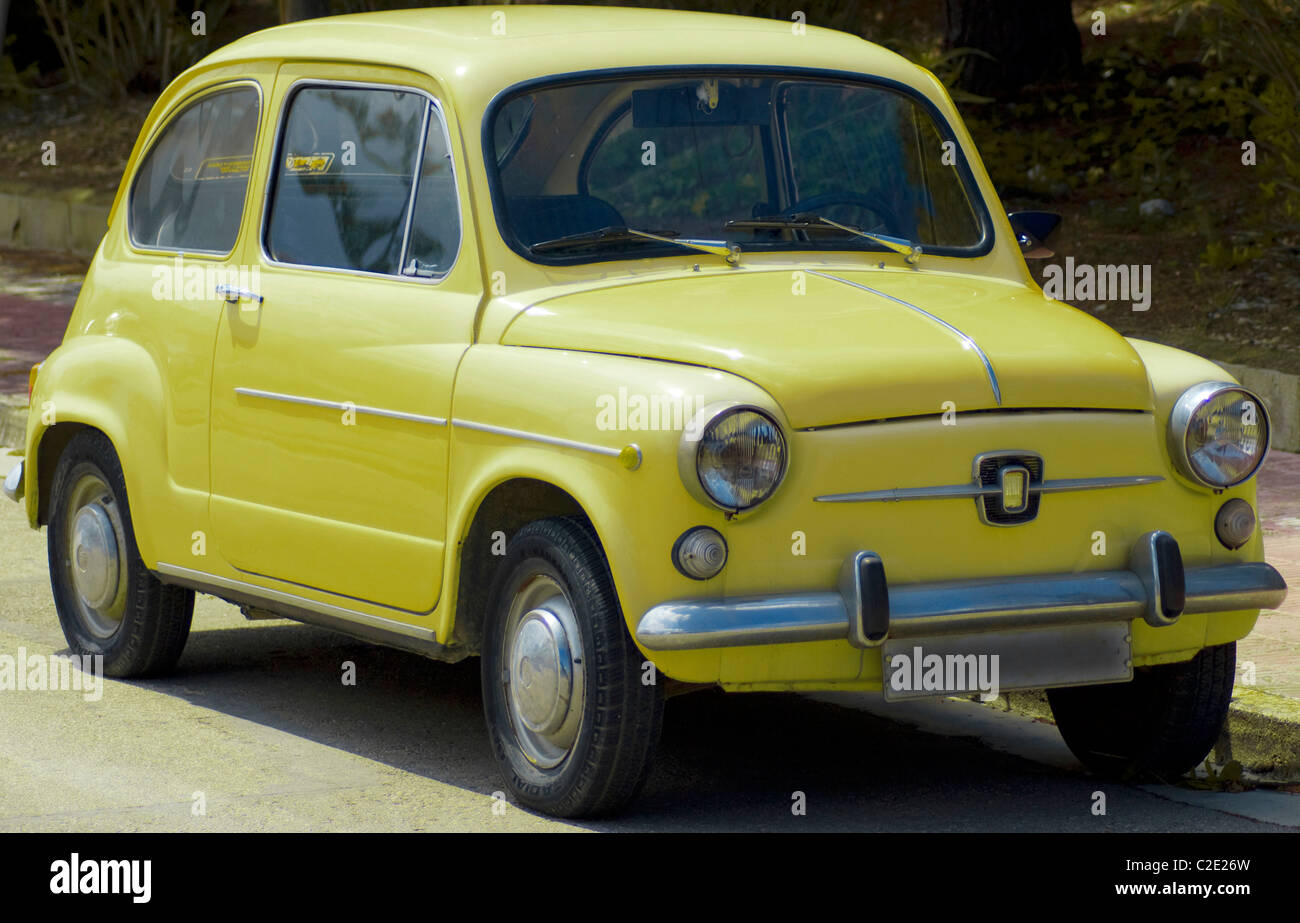 Vecchia automobile gialla Foto Stock