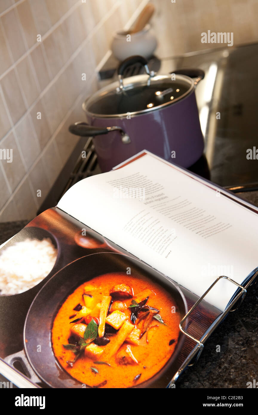 Close up di aprire un libro di ricette in cucina. Foto Stock