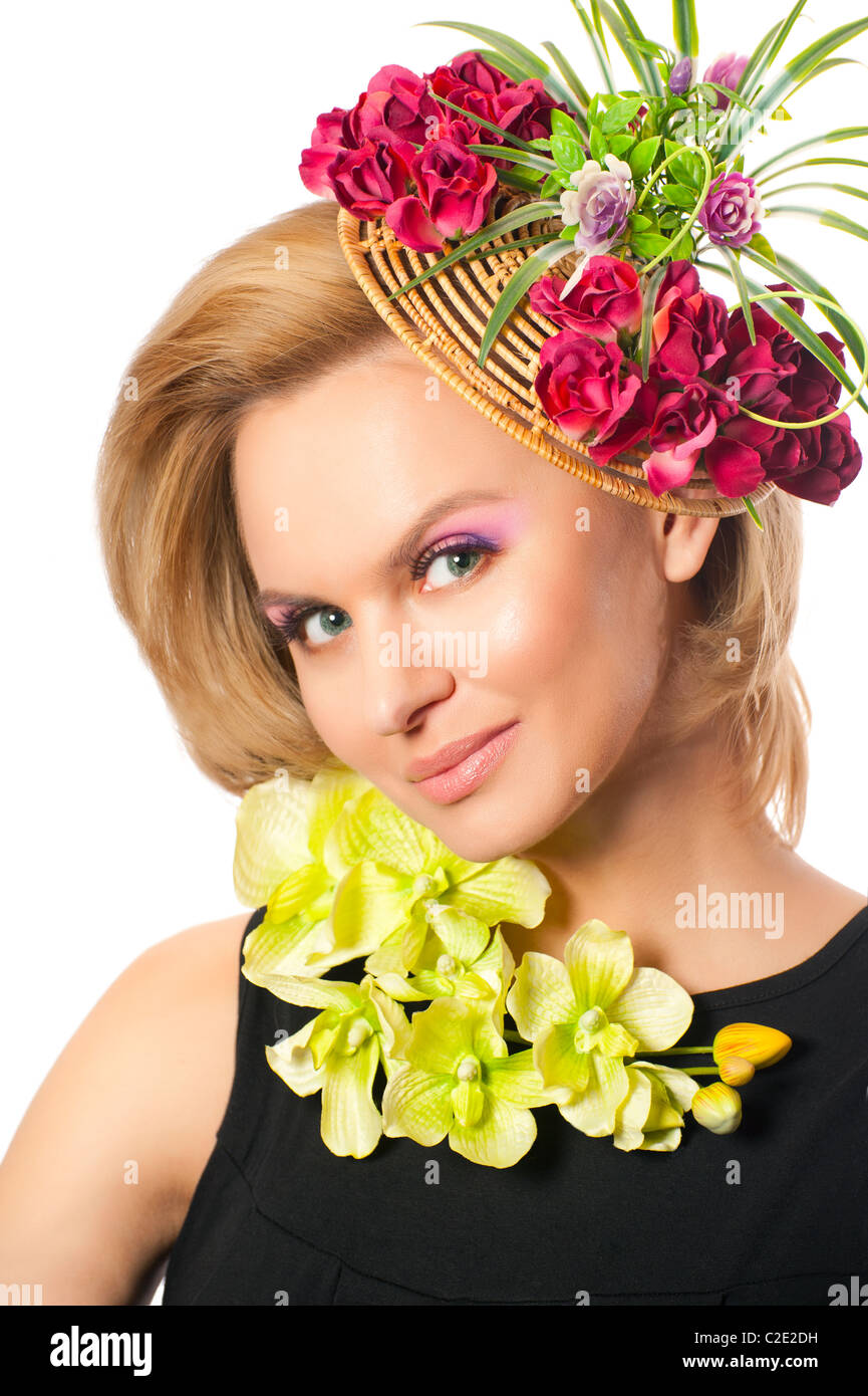 Bella giovane donna creativa cappuccio di fiori e fiori di orchidea su sfondo bianco Foto Stock