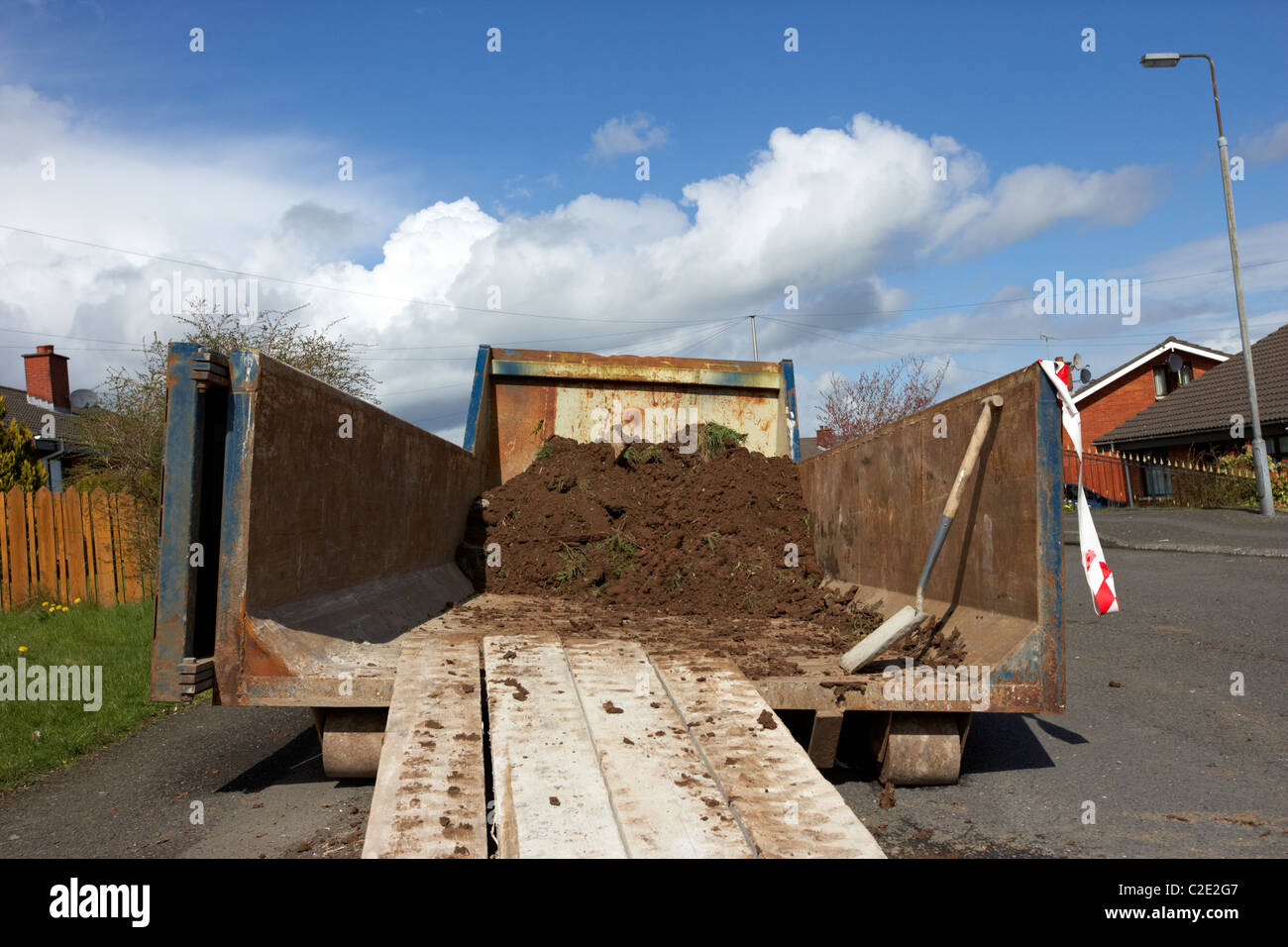 Rullo di grandi dimensioni su off la costruzione di saltare collocato su una strada nel Regno Unito Foto Stock