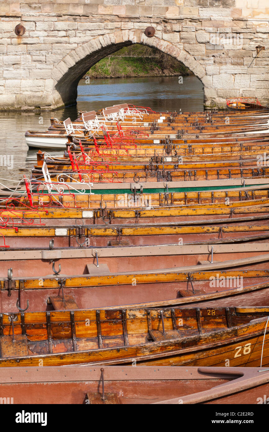 Noleggiare barche a remi sul fiume Avon a Stratford upon Avon, Warwickshire, Inghilterra, Regno Unito Foto Stock