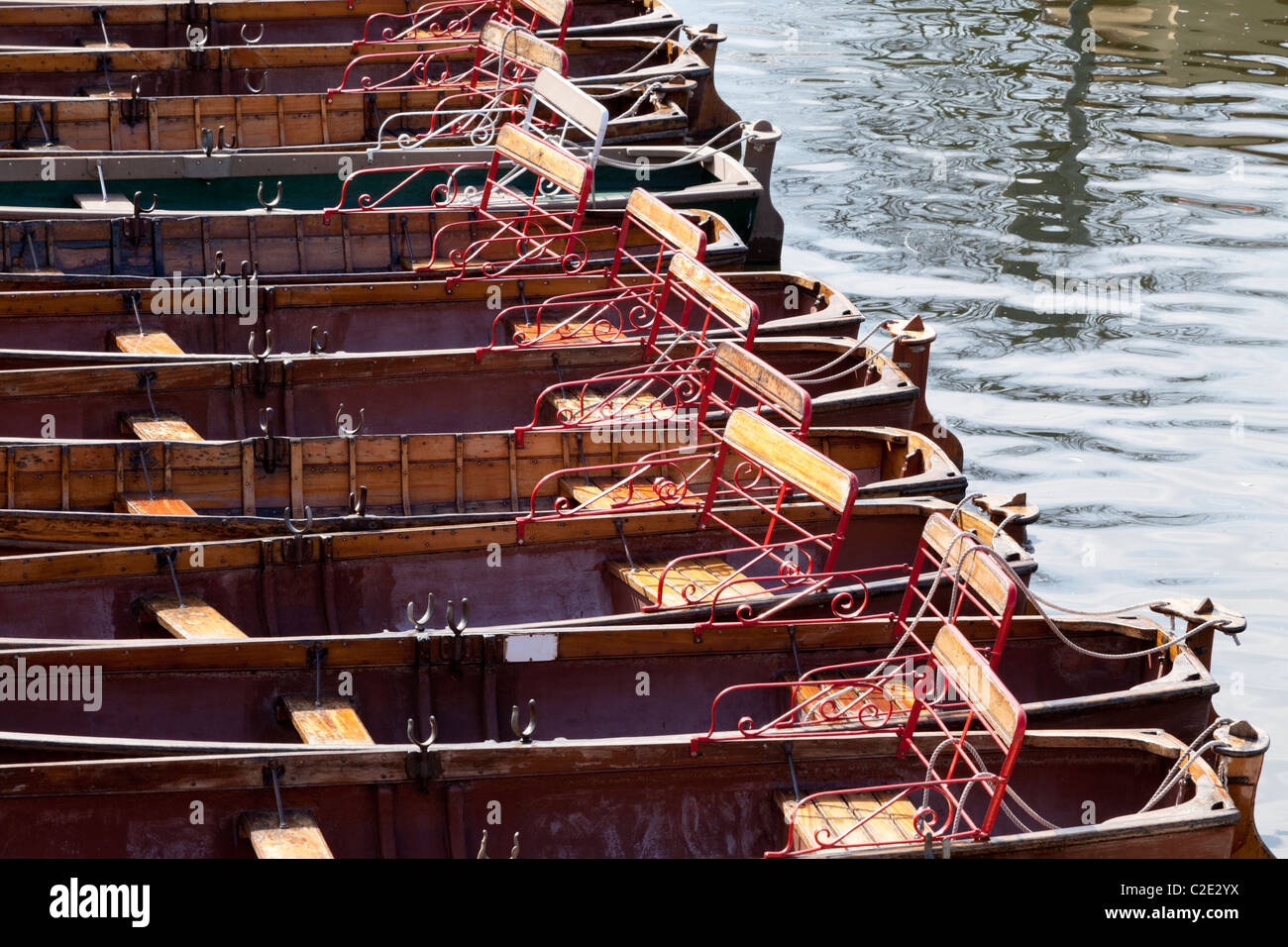 Noleggiare barche a remi sul fiume Avon a Stratford upon Avon, Warwickshire, Inghilterra, Regno Unito Foto Stock